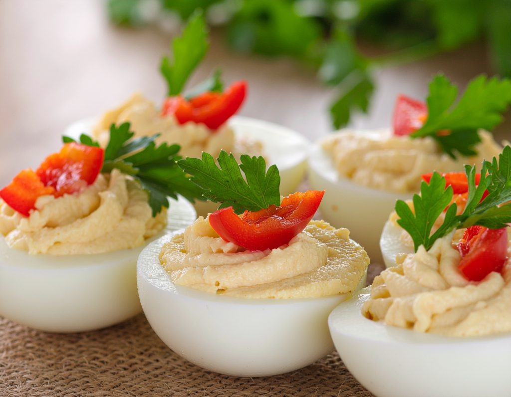 Harte Eier mit Hummus & Paprika