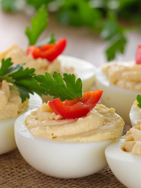 Harte Eier mit Hummus & Paprika