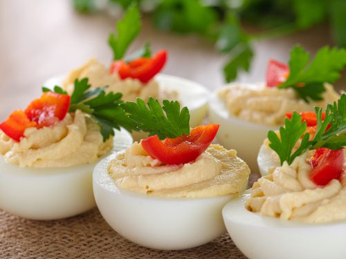 Harte Eier mit Hummus & Paprika