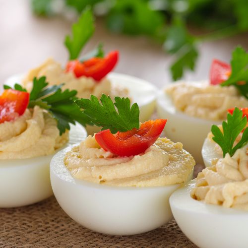 Harte Eier mit Hummus & Paprika