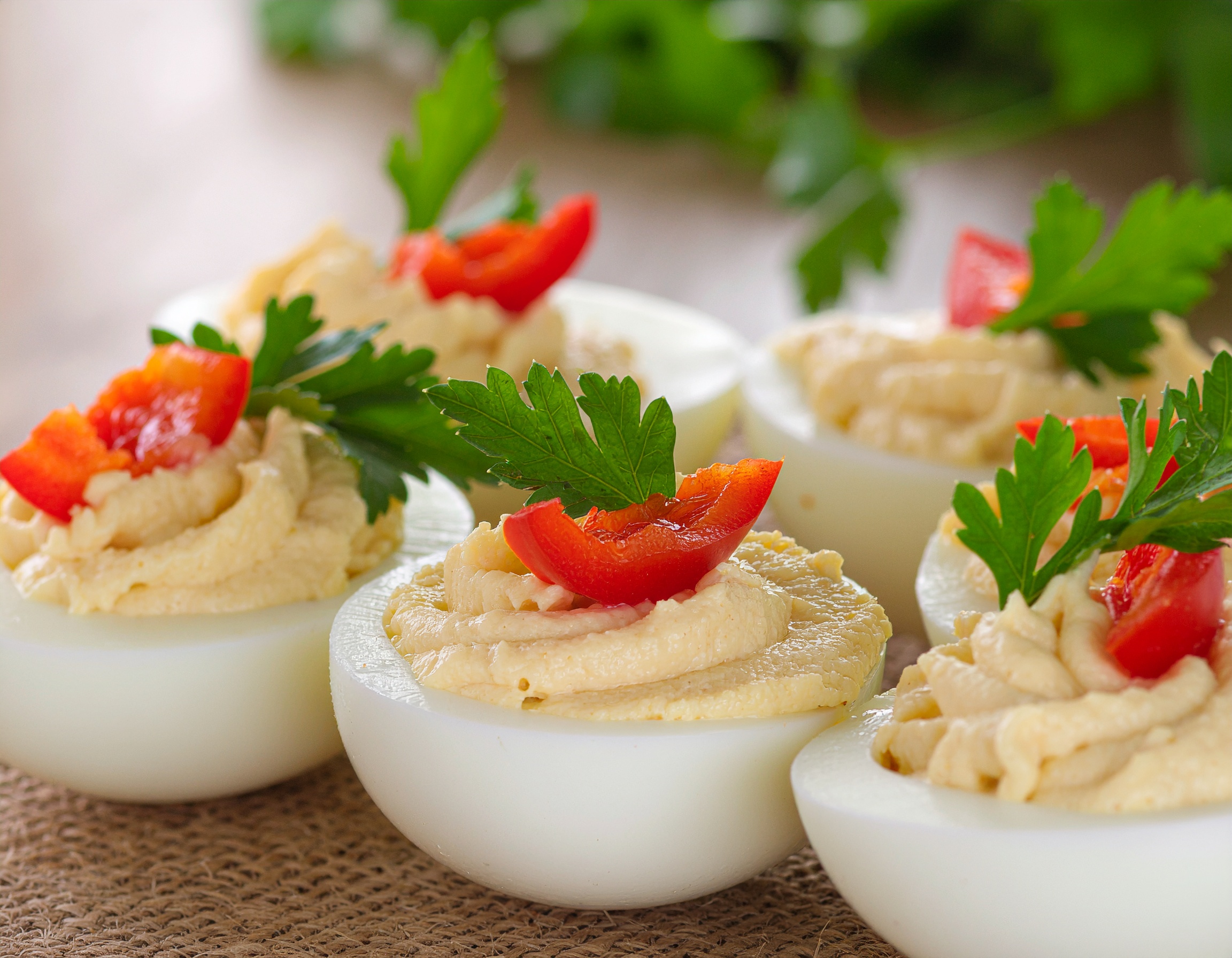 Harte Eier mit Hummus & Paprika