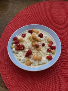 Hüttenkäse-Snackglas mit Beeren