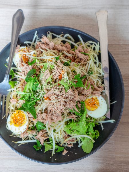 Thunfisch-Nudel-Salat mit Ei