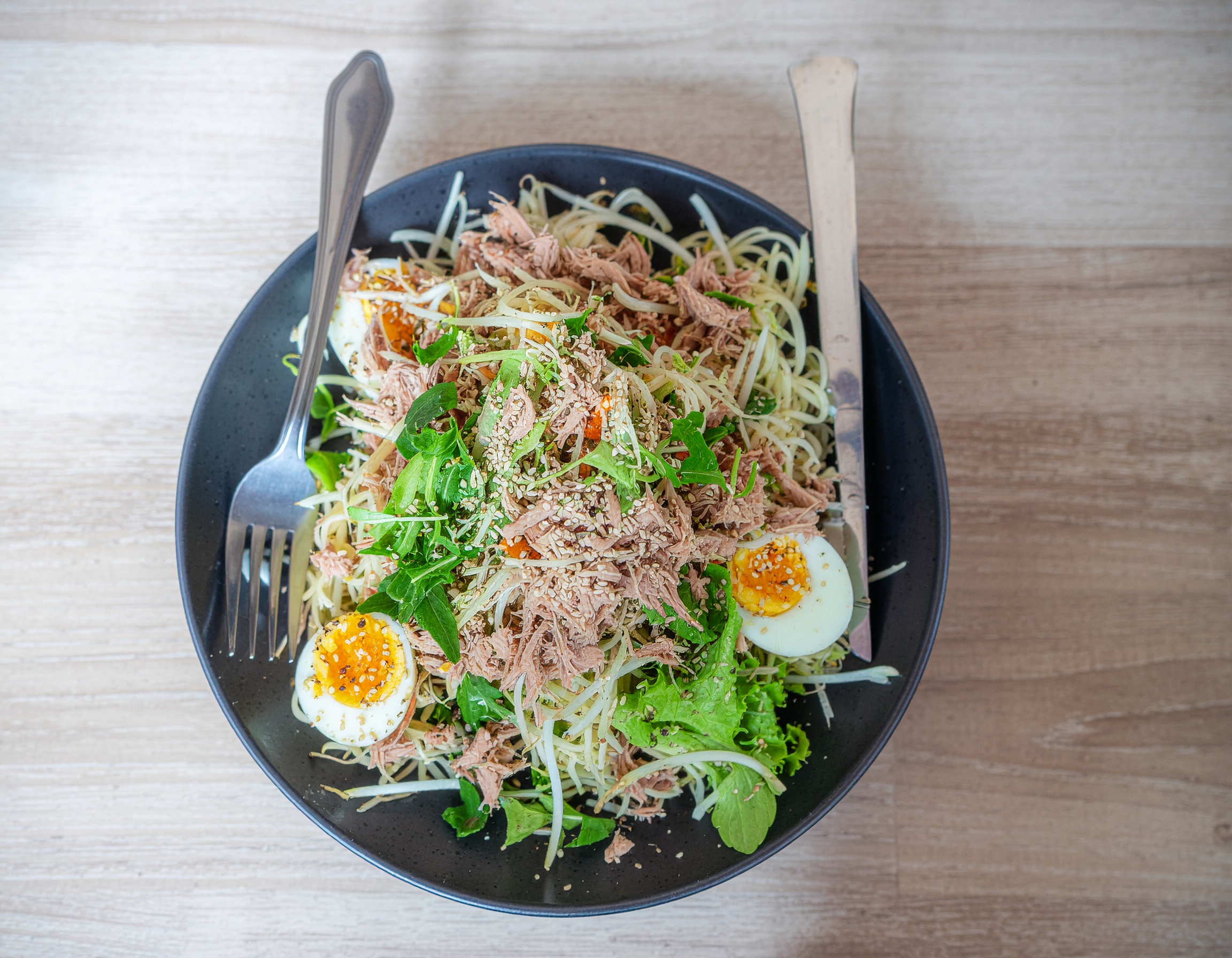 Thunfisch-Nudel-Salat mit Ei