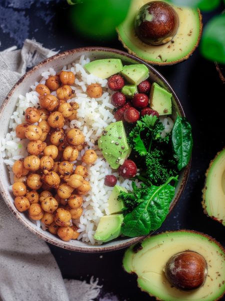 Vegane Kichererbsen-Bowl mit Avocado