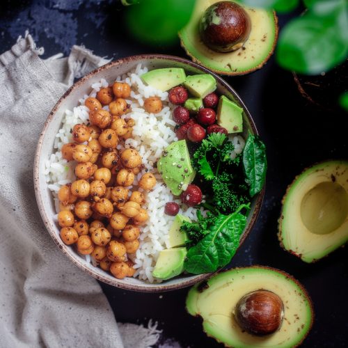Vegane Kichererbsen-Bowl mit Avocado