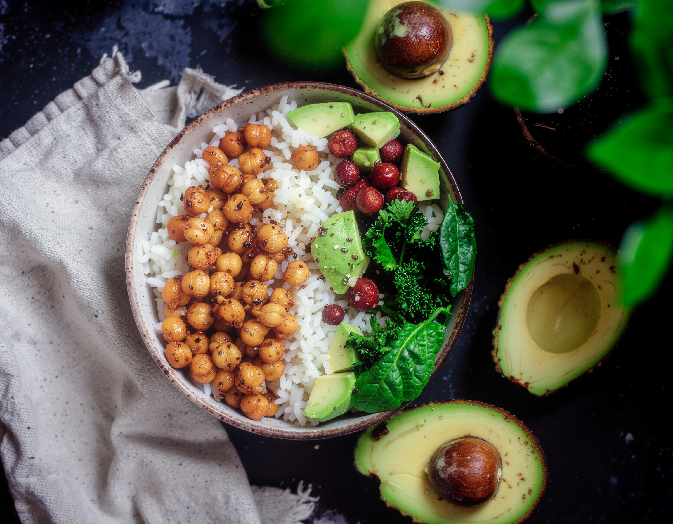 Vegane Kichererbsen-Bowl mit Avocado