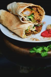 Putenwrap mit Gemüse & Hummus