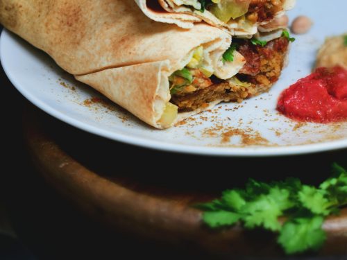 Putenwrap mit Gemüse & Hummus