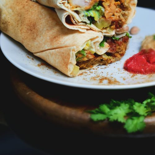 Putenwrap mit Gemüse & Hummus