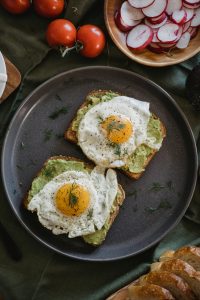 Protein Toast mit Avocado und Ei