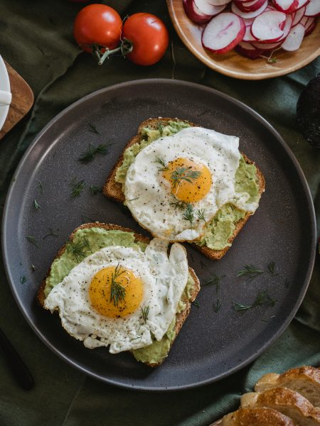 Protein Toast mit Avocado und Ei