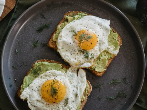 Protein Toast mit Avocado und Ei