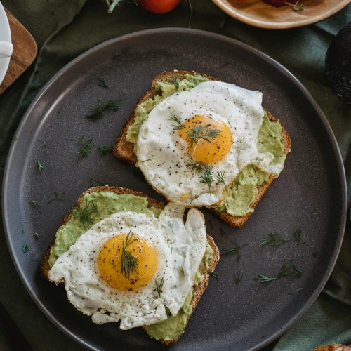 Protein Toast mit Avocado und Ei